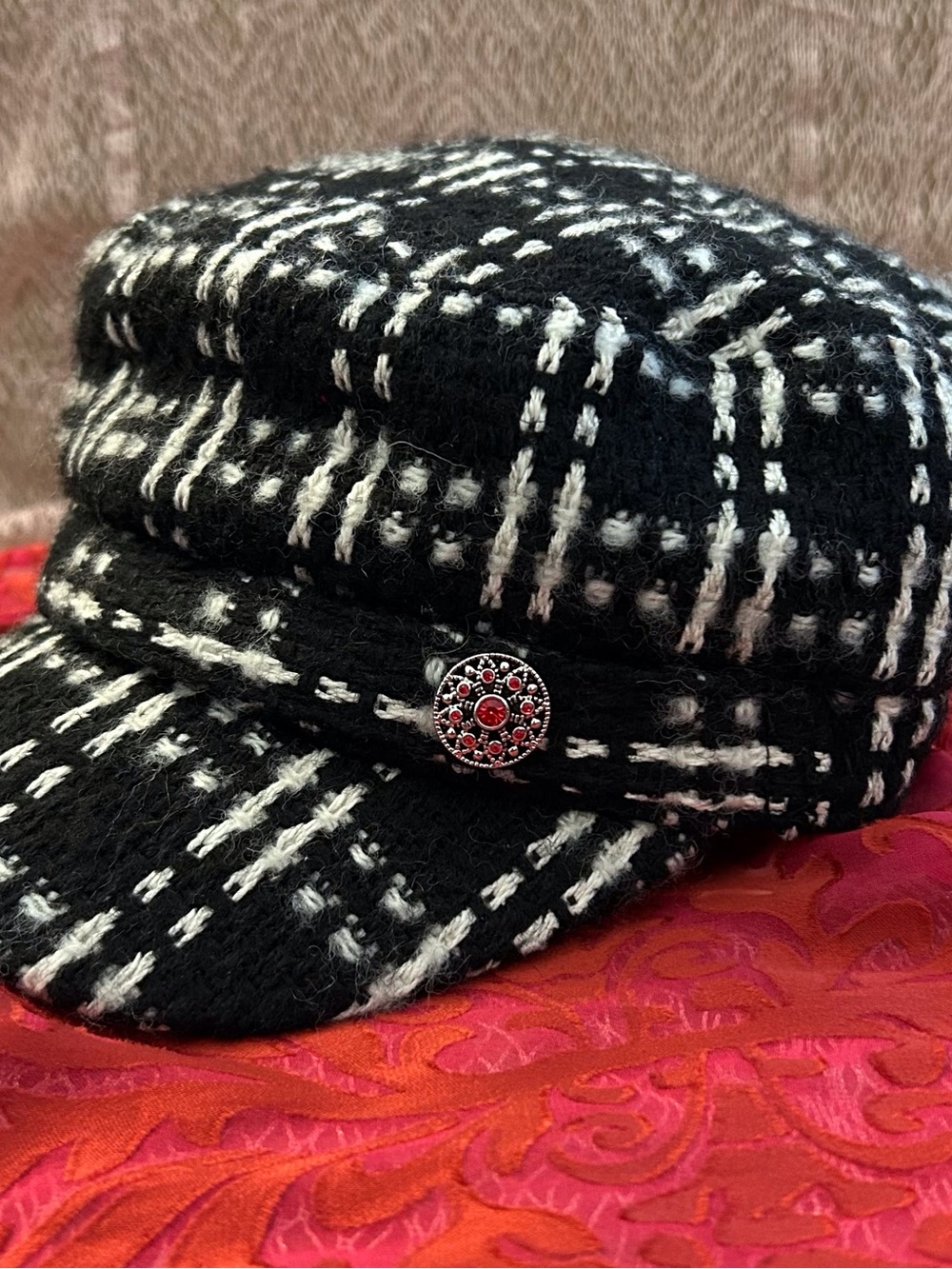 Black & White Plaid Tweed Newsboy Cap with Magnolia and Vine 18mm Red Snap